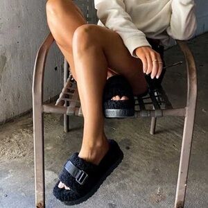 UGG Women's Fluffita Flatform Slippers Sandals Size 9.0